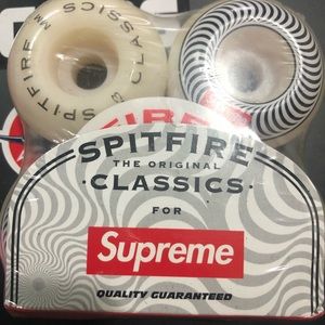 Spitfire x Supreme Classic wheels. Sz 53mm.